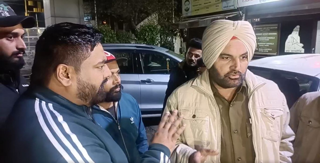 You are currently viewing जालंधर बस अड्डे के पास अवैध खोखों पर कार्रवाई देर रात नगर निगम ने चलाई मशीन, सामान जब्त; जमकर हुआ हंगामा