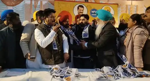 Read more about the article निगम चुनाव से पहले तोड़फोड़ में जुटी AAP जालंधर में विरोधी दलों के नेताओं को शामिल करवा कर अपना कुनबा बढ़ाने में लगे नेता