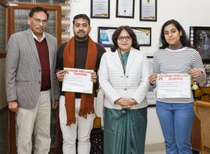 Read more about the article Apeejay कॉलेज ऑफ फाइन आर्टस जालंधर का विद्यार्थी कुंज अरोड़ा बैस्ट प्राइज़ इन फोटोग्राफी के लिए सम्मानित