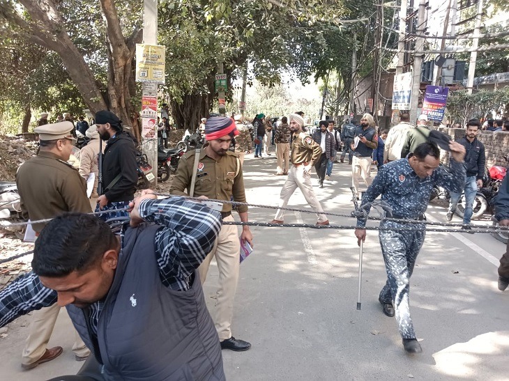 You are currently viewing लुधियाना में कोर्ट के बाहर फायरिंग 2 युवकों को लगी गोली दोस्त के साथ पेशी पर पहुंचे थे पुलिस ने पूरा इलाका किया सील