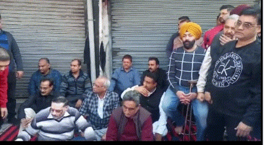 You are currently viewing फिर भड़का SHO से तकरार का मामला:धरने पर दोबारा बैठे दुकानदार, बोले- प्रधान को अपराधियों की तरह घसीटा, बर्दाश्त नहीं