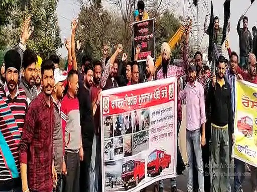 You are currently viewing जालंधर-लुधियाना हाईवे जाम PAP चौक पर पंजाब सफाई फेडरेशन धरना पर बैठा कर्मचारियों को पक्का करने की मांग