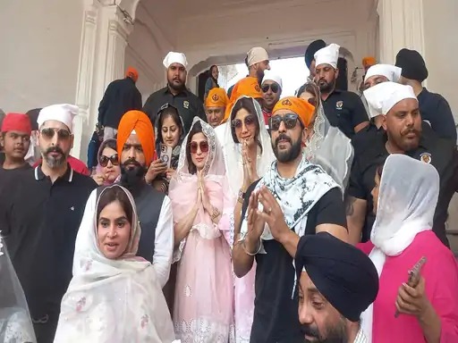 Read more about the article Shilpa व Shamita Shetty  पहुंचीं Amritsar :दोनों बहनों ने एक साथ गोल्डन टेंपल में टेका माथा; आने वाली फिल्म में बनेंगी जट्‌टी