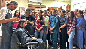 Read more about the article एपीजे कॉलेज ऑफ फाइन आर्ट्स जालंधर के  ब्यूटी कल्चर एंड कॉस्मेटोलॉजी विभाग द्वारा हेयर रिबॉन्डिंग एंड स्मूथनिंग पर एक दिवसीय वर्कशॉप का आयोजन