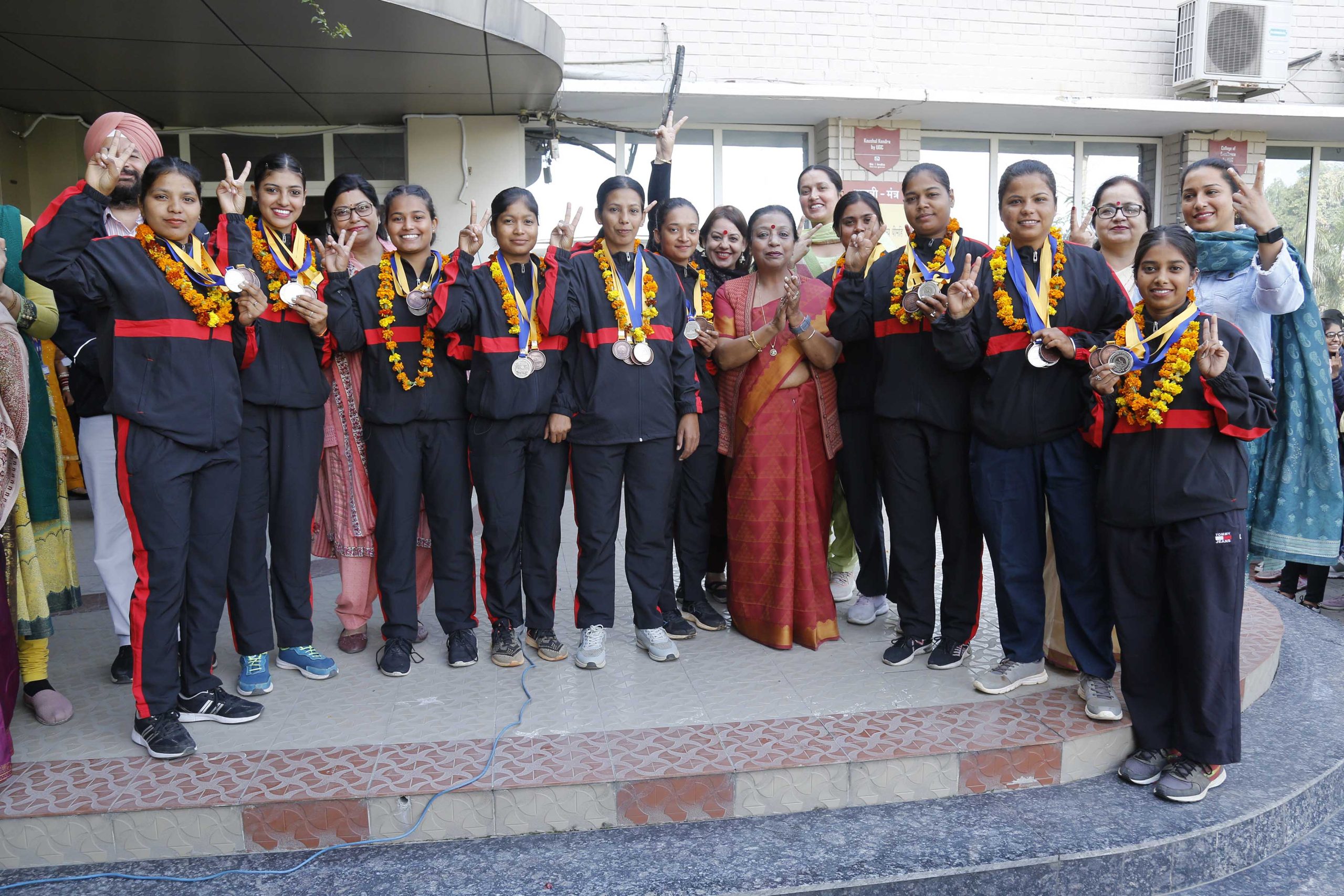 Read more about the article HMV’s  की ड्रैगन बोट टीम ने जीते 44 मेडल