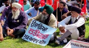 Read more about the article घुगशोर की गिरफ्तारी पर भड़के लतीफपुरा के लोग बोले- मामले को दबाने की कोशिश कर रही सरकार नहीं चलने देंगे बुलडोजर नीति