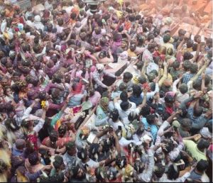 Read more about the article बांके-बिहारी में 50 हजार श्रद्धालुओं ने खेली होली, VIDEO:टेसू से बने रंग बरसाए गए; पंचकोसी परिक्रमा में उमड़े भक्त