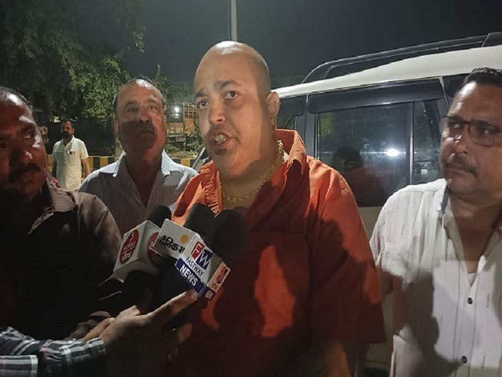 You are currently viewing लुधियाना में शिव सेना नेता का हाईवोल्टेज ड्रामा अमित अरोड़ा के घर के पास संदिग्ध व्यक्ति पकड़ा कार्रवाई की मांग पर थाने पहुंचे