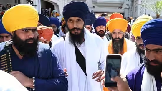 You are currently viewing खालिस्तान समर्थक अमृतपाल और उसके 6 साथी गिरफ्तार गाड़ी से भाग रहा था पुलिस ने डेढ़ घंटे पीछा करके पकड़ा पंजाब में इंटरनेट बंद