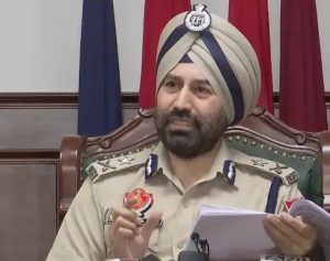 Read more about the article जल्लूपुर खेड़ा में अमृतपाल ने बनाई थी फायरिंग रेंज:IG बोले- हुलिया नहीं बदला, पगड़ी उतारकर मूंछों को दाढ़ी के साथ फिक्स किया
