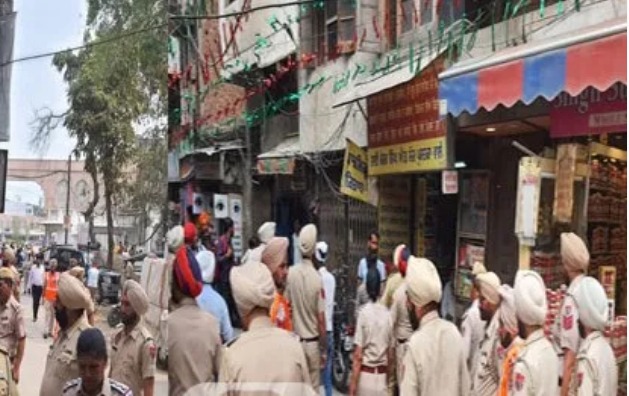 You are currently viewing दरबार साहिब के आस-पास पुलिस तैनात :अमृतपाल कभी भी कर सकता है सरेंडर