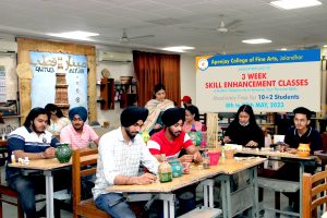 Read more about the article Apeejay College ऑफ फाइन आर्ट्स जालंधर में स्किल एनहैंसमेंट कक्षाओं में विद्यार्थियों ने सीखे वेस्ट मटेरियल से घर सजाने की वस्तुएं बनाने के तरीके
