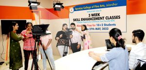 Read more about the article Apeejay College ऑफ फाइन आर्ट्स जालंधर में +2 के विद्यार्थियों ने स्किल एनहैंसमेंट कक्षाओं में सीखी टीवी एवं स्टेज एंकरिंग