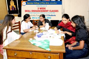Read more about the article Apeejay College ऑफ फाइन आर्ट्स जालंधर में चल रही स्किल एनहैंसमेंट कक्षाओं में विद्यार्थियों ने सीखे अपने ही कपड़ों को विभिन्न तरह से डिजाइन करने के तरीके
