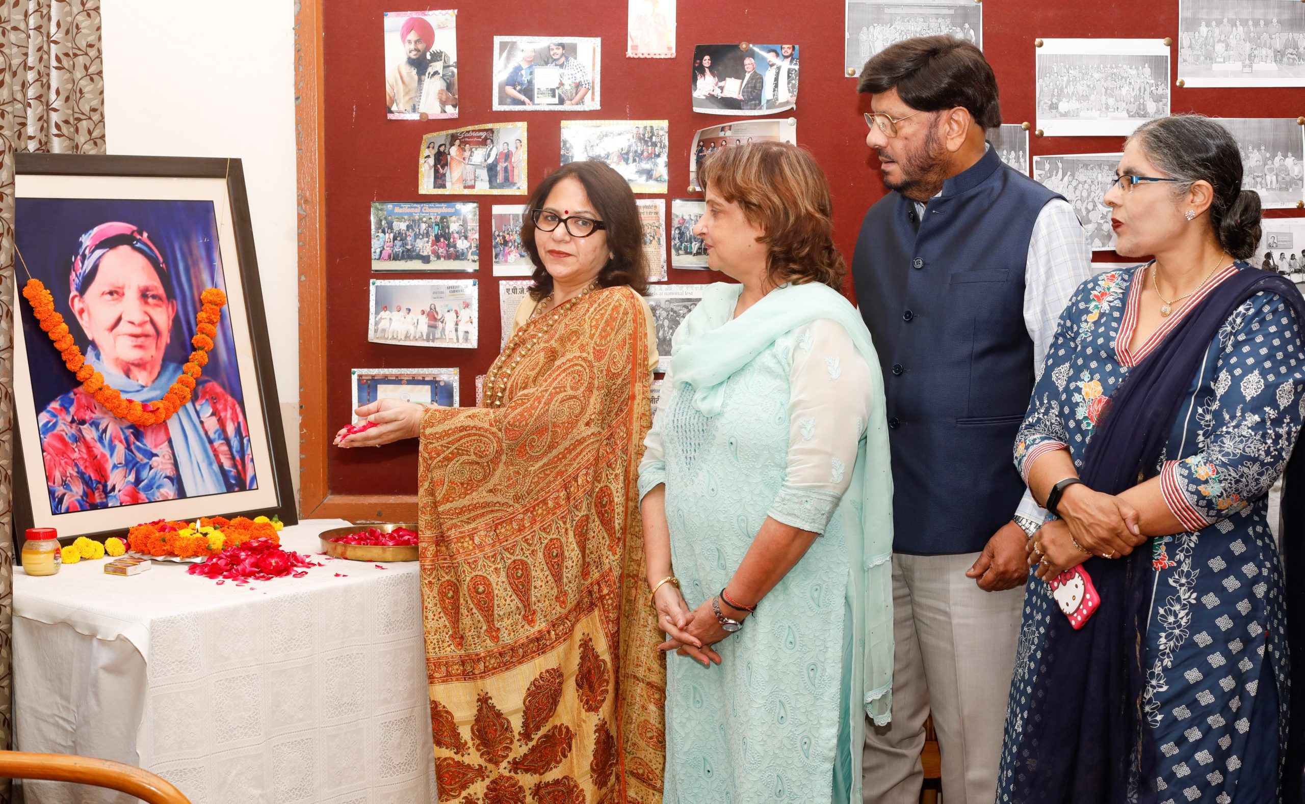 You are currently viewing एपीजे कॉलेज ऑफ फाइन आर्ट्स जालंधर में श्रीमती राजेश्वरी पाॅल जी को दी गई श्रद्धांजलि