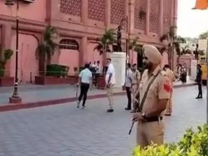 Read more about the article स्वर्ण मंदिर के पास 2 दिन में दूसरा धमाका:पुलिस बोली- क्रूड बम था; गोल्डन टेंपल से 800 मीटर दूर पार्किंग में रखा गया था