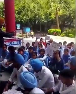 Read more about the article पंजाब के छात्र तीसरी बार देंगे 12वीं की परीक्षा लुधियाना-फिरोजपुर के 2 सेंटरों में अंग्रेजी का पेपर दूसरी बार रद्द अब 22 मई को होगा